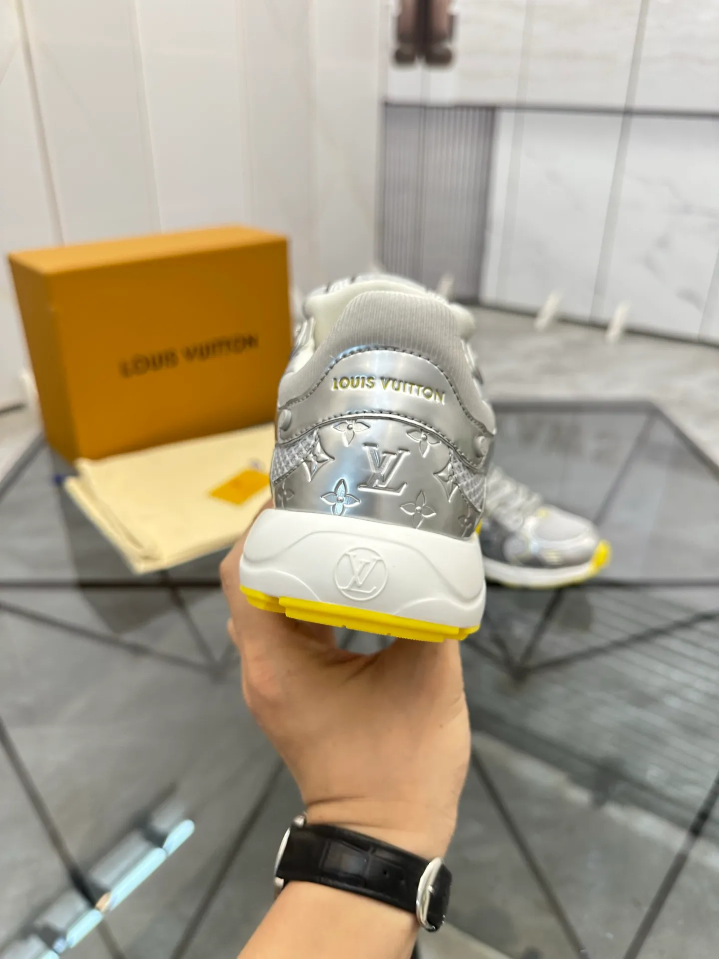 Men's shoes: 💰P660¥ Top quality Product trademark: LV* "Louis Vuitton*" low-top casual shoes Regular size: 35-44 (can be customized to 45.46) Couple style Product materials: Upper imported cowhide stitching original material, breathable lining, original outsole. Number: H218